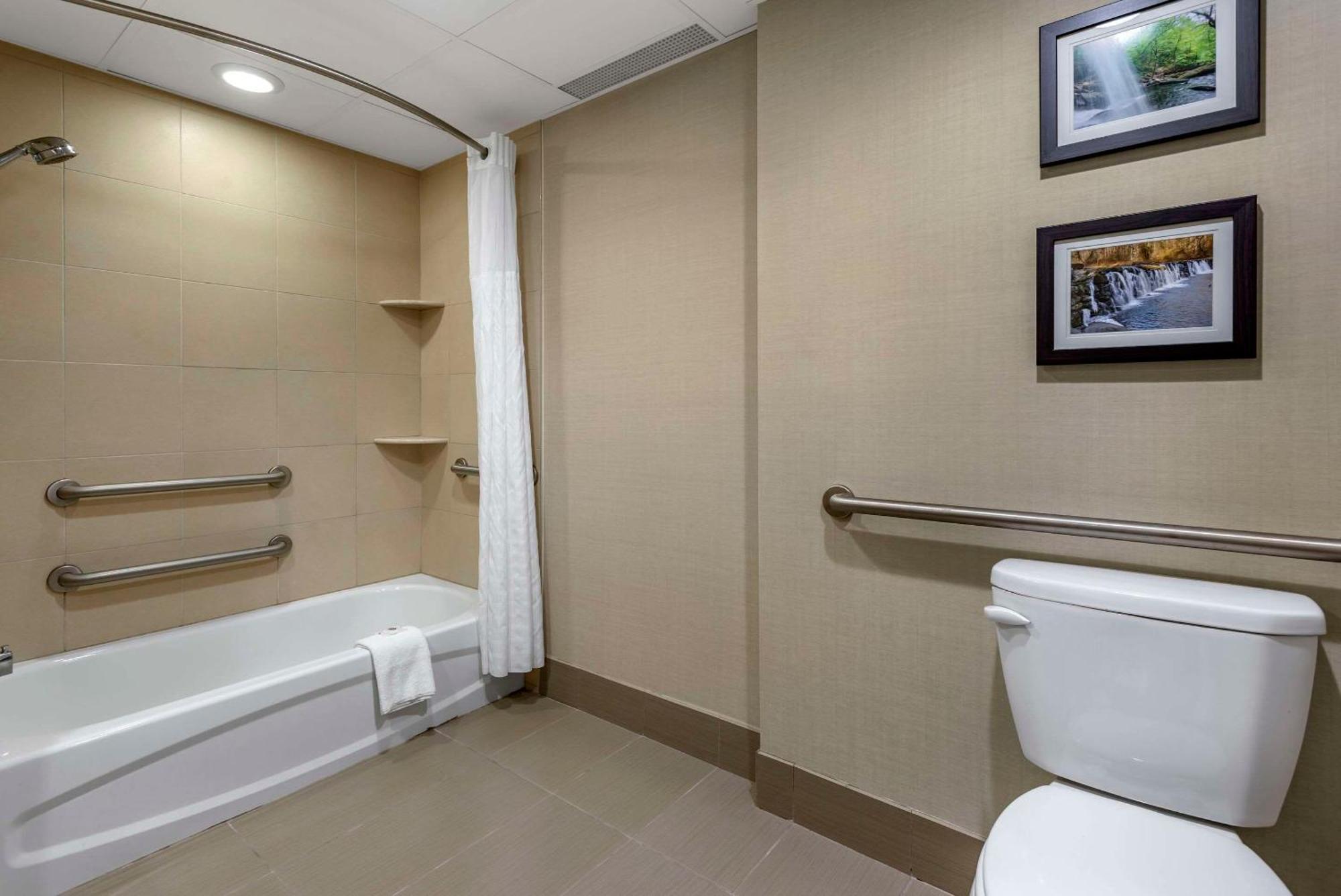 Comfort Inn & Suites Glen Mills - West Chester Екстериор снимка